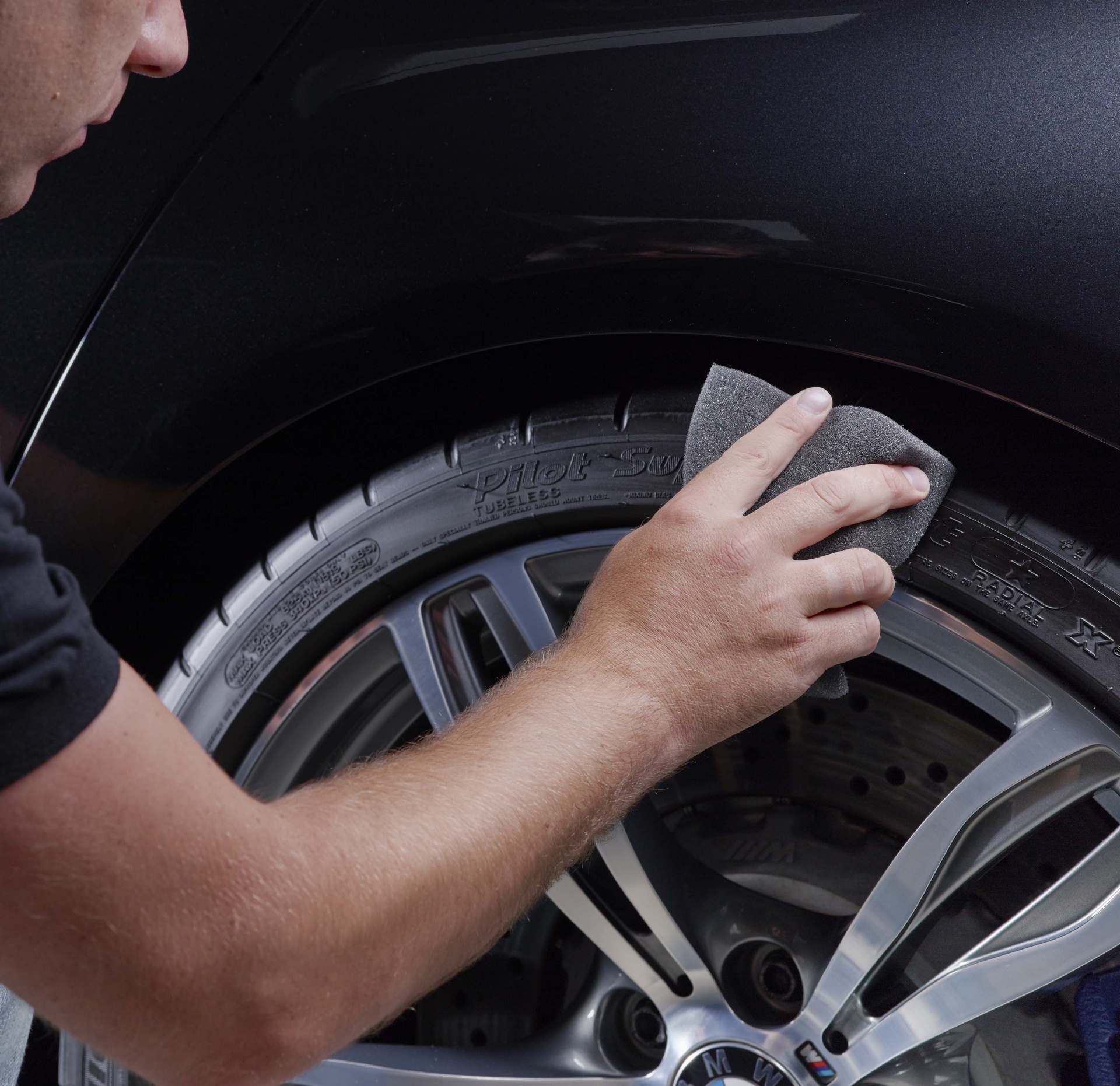 Felgenreinigung zur Vorbereitung der Autowäsche