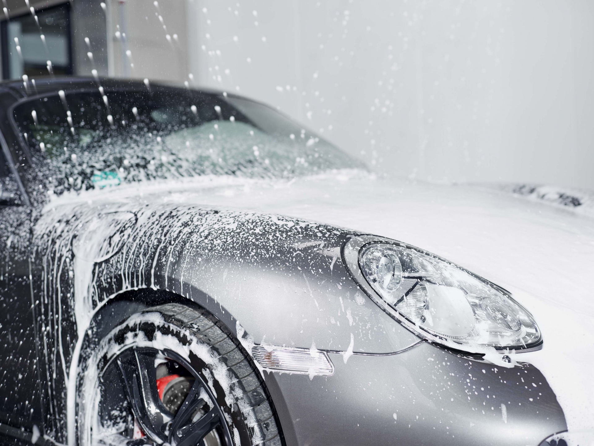 Autowäsche mit Autoshampoo